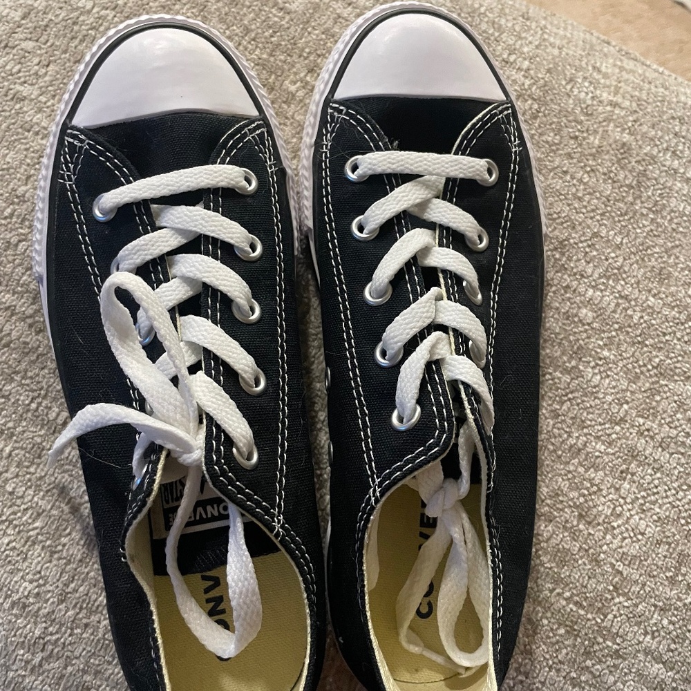 Converse low tops Youth size 3